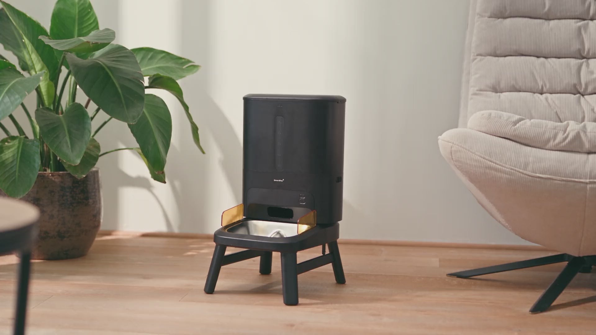 SmartPaw Titan automatische voerbak met hond in een lichte woonkamer